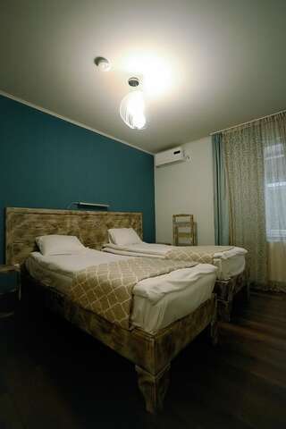 Отель Hotel Kutaisi Globus Кутаиси Двухместный номер эконом-класса с 1 кроватью или 2 отдельными кроватями-7