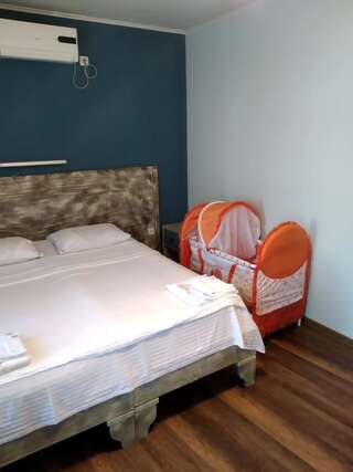 Отель Hotel Kutaisi Globus Кутаиси Стандартный двухместный номер с 1 кроватью или 2 отдельными кроватями-4